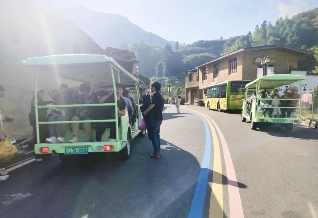 游客乘坐景區(qū)接駁車暢游錦屏古村落（政和縣嶺腰鄉(xiāng)供圖）.jpg