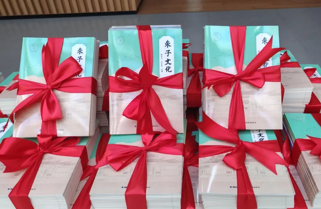 《朱子文化》系列圖書(shū)(余雅麗 攝）.jpg