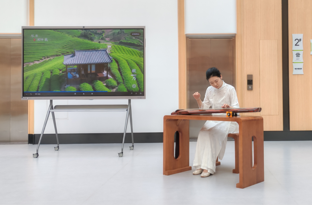 古琴專(zhuān)輯發(fā)布環(huán)節(jié)，朱子古琴非遺傳承人鄧婷菡演奏古琴曲《欸乃》(余雅麗 攝）.png