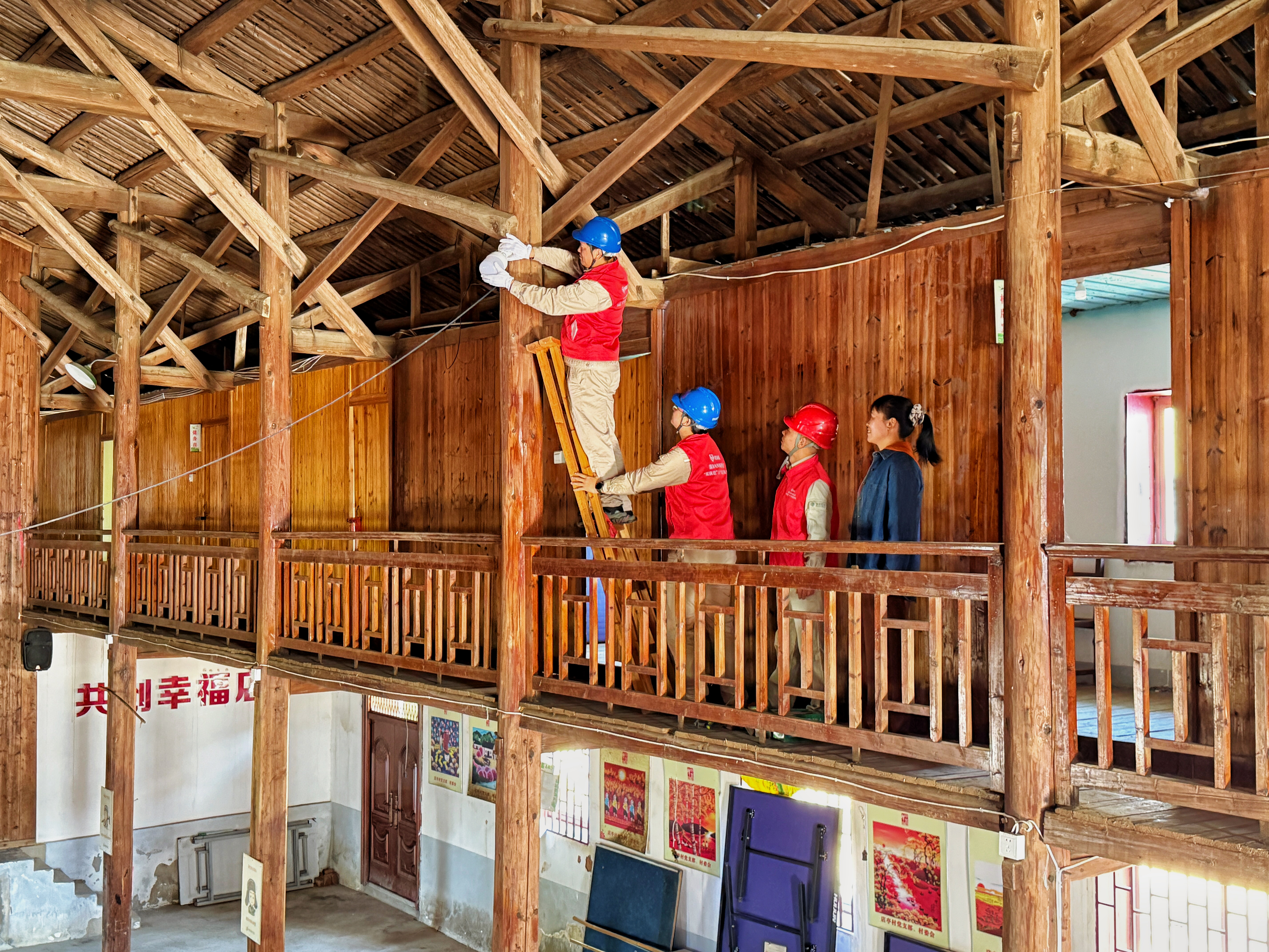 更換幸福院活動中心老舊線路(葉凌云攝) 配圖1