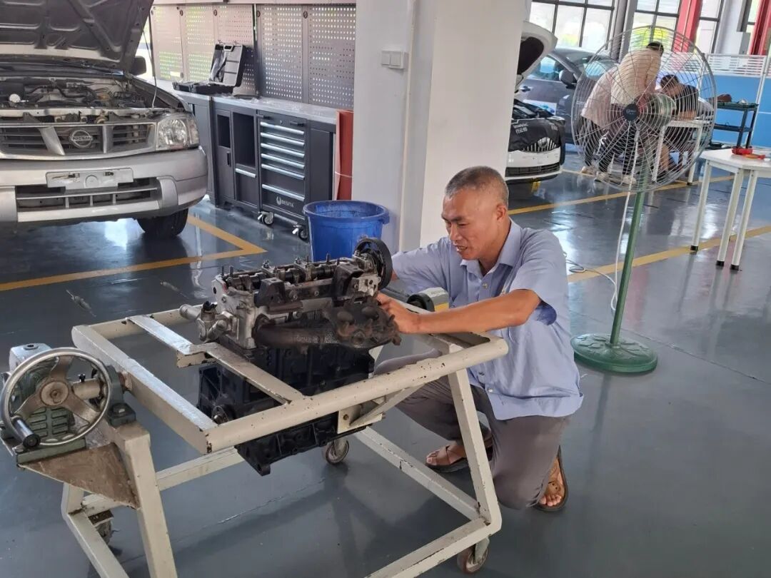 2025年9月17日，南平公交公司與南平技師學(xué)院聯(lián)合開(kāi)展的兩年制新型學(xué)徒制汽車(chē)維修工高級(jí)班，圓滿(mǎn)完成職業(yè)技能鑒定。 (2).jpg