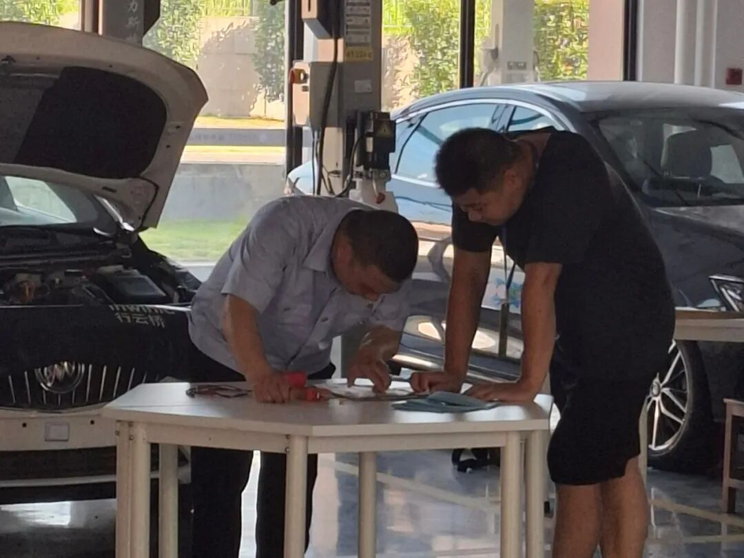 2025年9月17日，南平公交公司與南平技師學(xué)院聯(lián)合開(kāi)展的兩年制新型學(xué)徒制汽車(chē)維修工高級(jí)班，圓滿(mǎn)完成職業(yè)技能鑒定。 (3).jpg