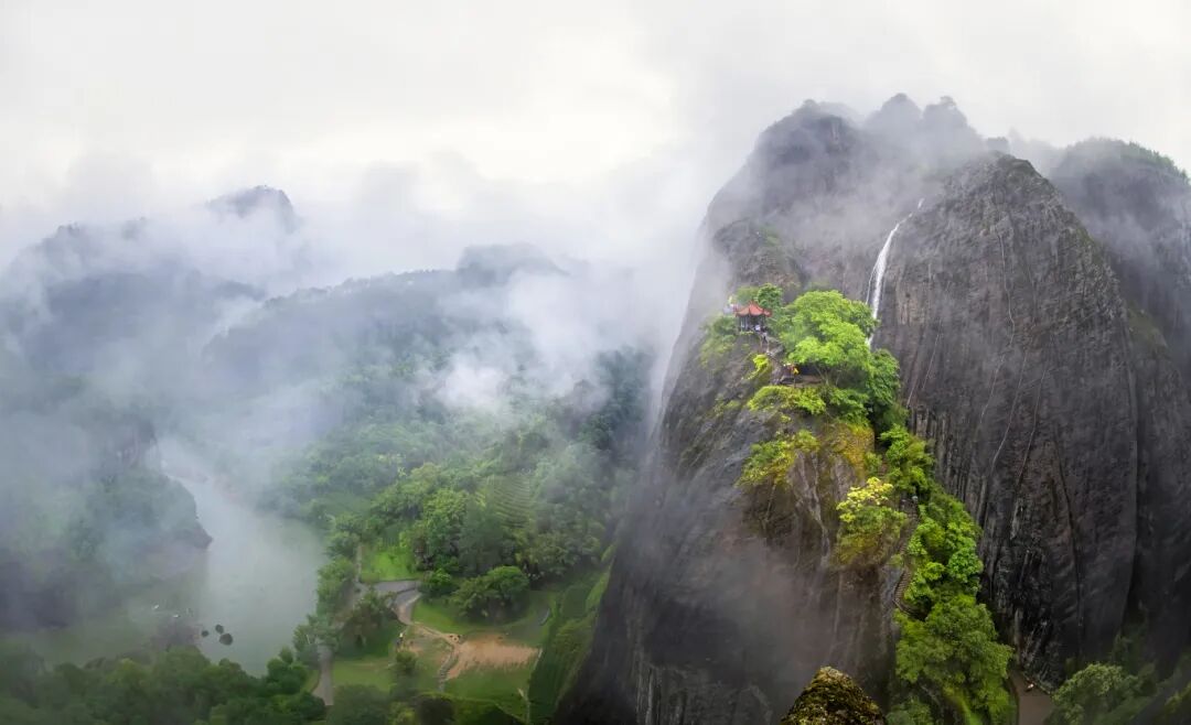 游客在天游峰景區(qū)游覽。（資料圖片 ）(2316505)-20251027160843.jpg