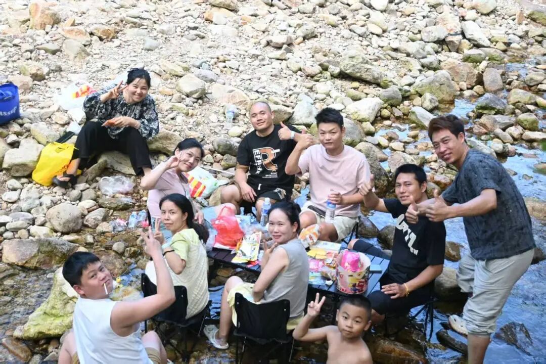 游客在錦屏村松林島游玩、野餐（政和縣嶺腰鄉(xiāng)供圖）.jpg
