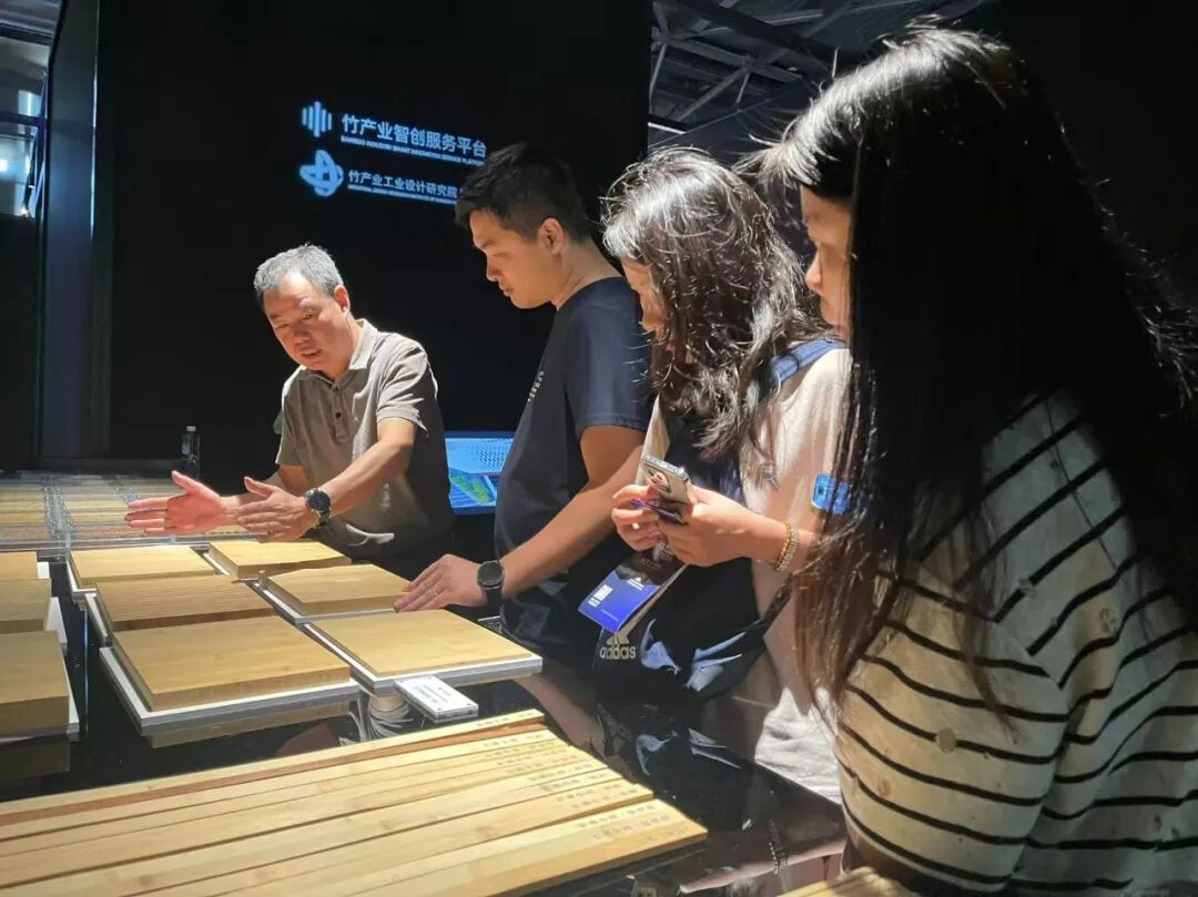 各地設(shè)計師到展位了解政和竹產(chǎn)業(yè)(2282712)-20251031095051.jpg