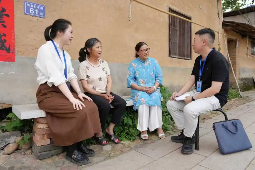 圖為石屯鎮(zhèn)紀(jì)檢監(jiān)察干部在石屯鎮(zhèn)石圳自然村(2372316)-20251128100525.jpg
